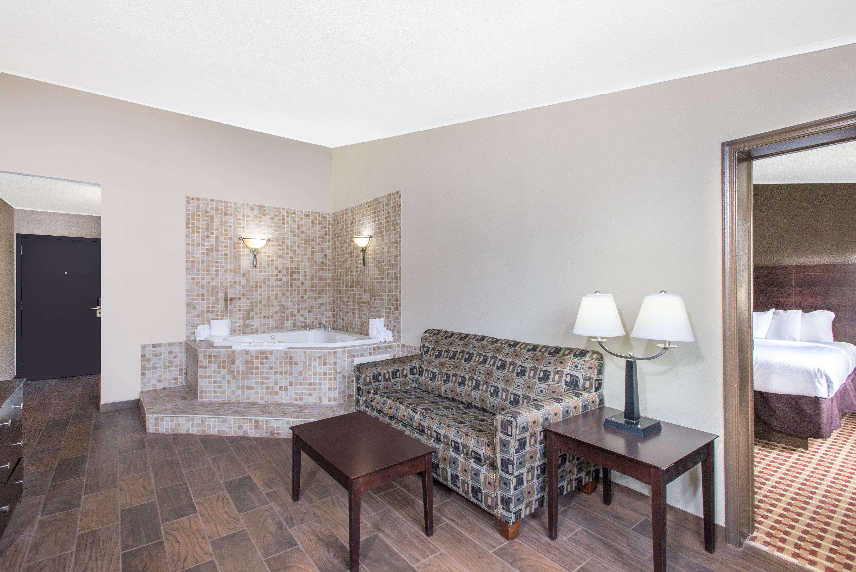 Ramada By Wyndham Allentown Bethlehem Exterior foto